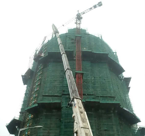 潮州市吊车在工地上作业
